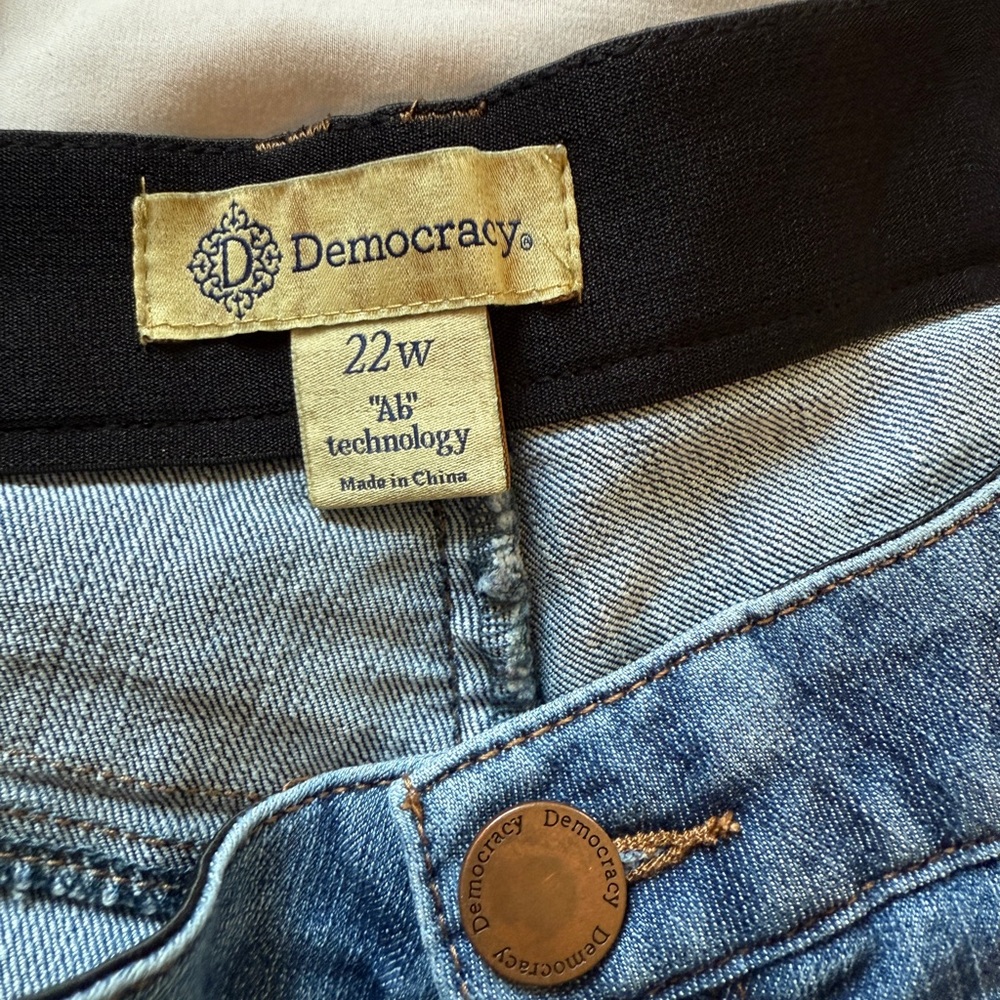 Democracy Women's denim shorts with scalloped fray hem